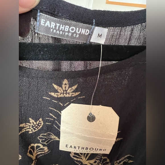 Elegant Black and Gold Long Sleeve Dress - Picture 3 of 4